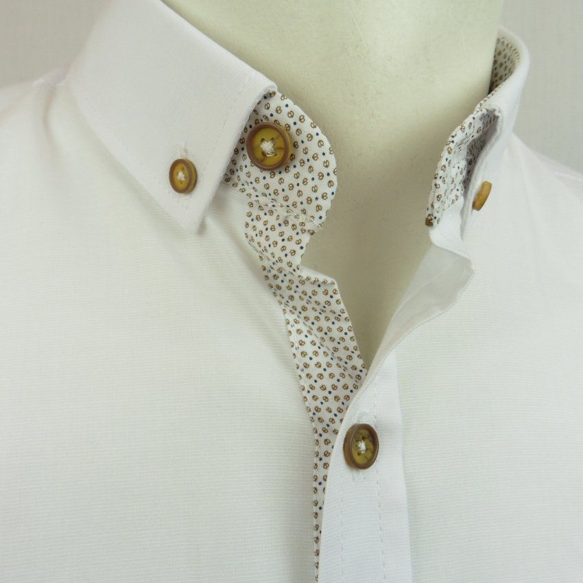 Camisa blanca con vivo mini dibujo camel de Yellow Skin