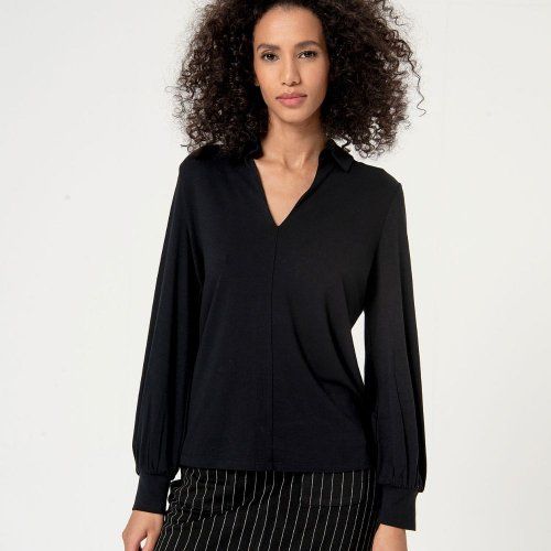 Camiseta cuello polo negra de Surkana Camiseta cuello polo negra de Surkana