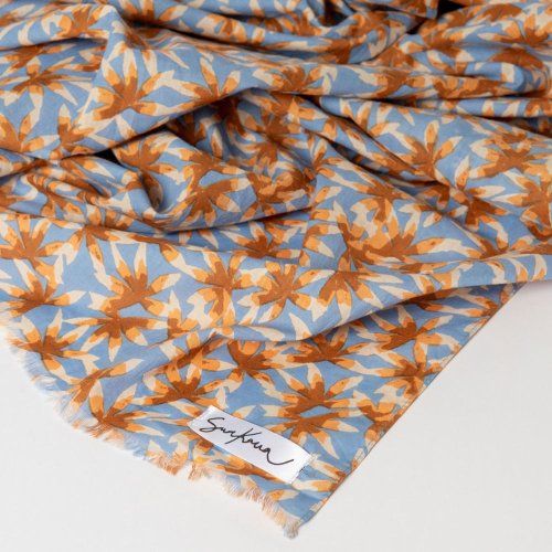 Pañuelo azul flores marrón y naranja de Surkana Pañuelo azul flores marrón y naranja de Surkana