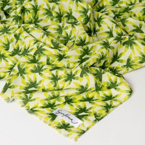 Pañuelo flores lima y verde de Surkana Pañuelo flores lima y verde de Surkana