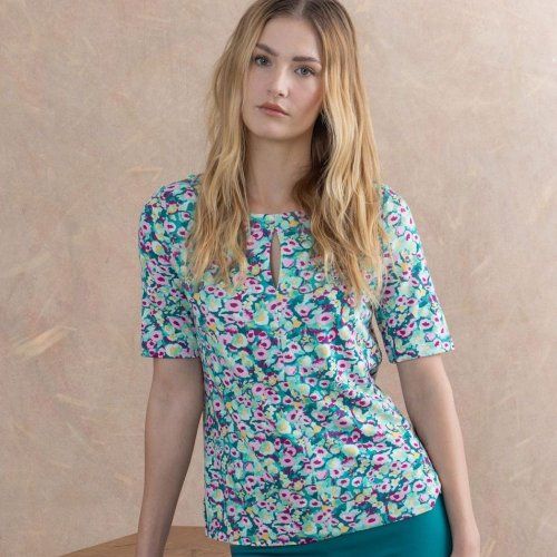 Camiseta estampado verde y rosa de Surkana Camiseta estampado verde y rosa de Surkana
