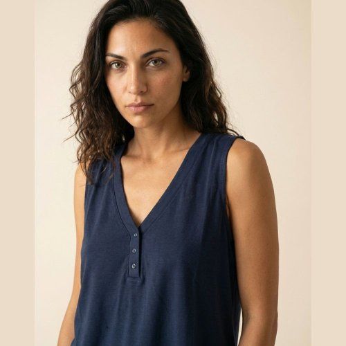 Camiseta escote pico azul marino de WNT Collection Camiseta escote pico azul marino de WNT Collection