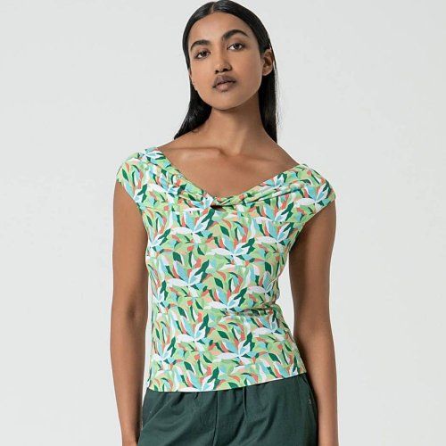 Camiseta escote mexicano estampado hojas verdes de Surkana Camiseta escote mexicano estampado hojas verdes de Surkana
