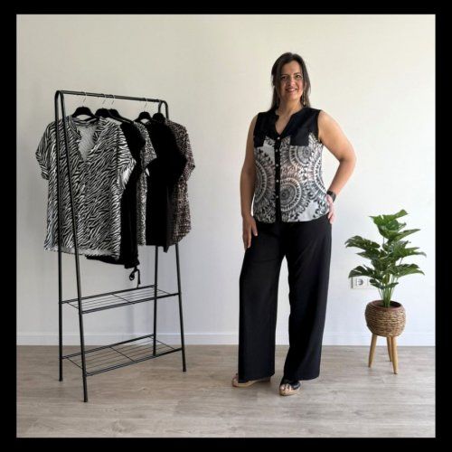 Camisa sin mangas estampado negro de Yemeka Camisa sin mangas estampado negro de Yemeka