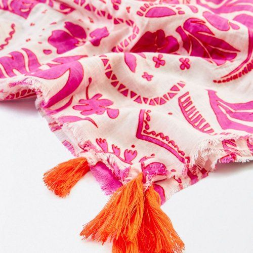 Pañuelo estampado blanco y fucsia con borlas de Surkana Pañuelo estampado blanco y fucsia con borlas de Surkana